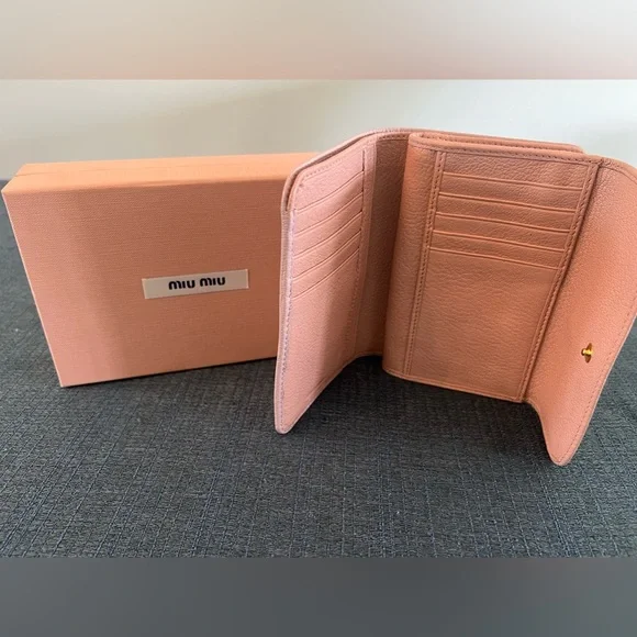 MIU MIU BRAND NEW NEVER USED Two-Tone Pink Wallet with original packaging & COA - Picture 5 of 5